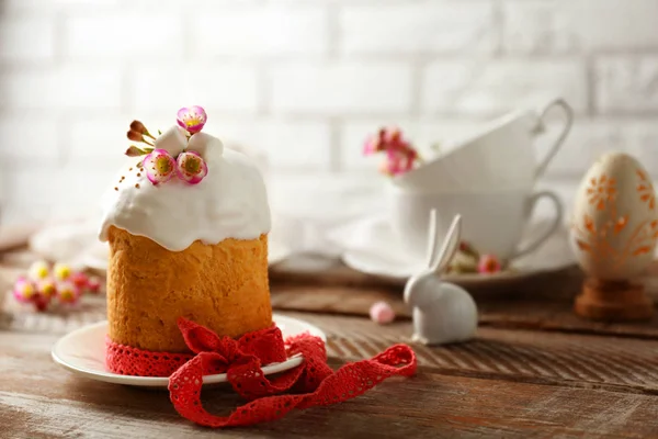 Plate with sweet Easter cake — Stock Photo, Image