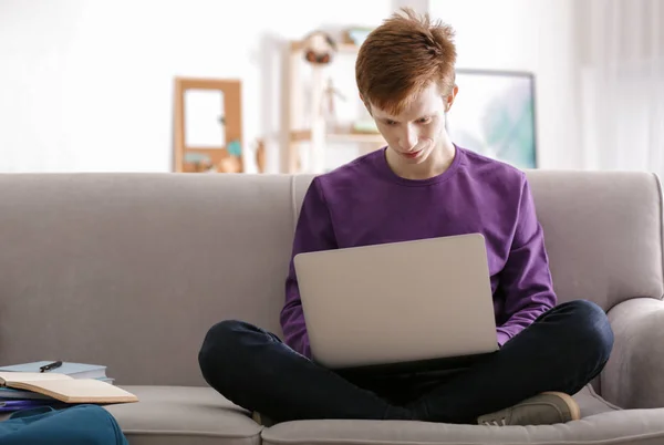 Adolescente trabalhando com laptop em casa — Fotografia de Stock