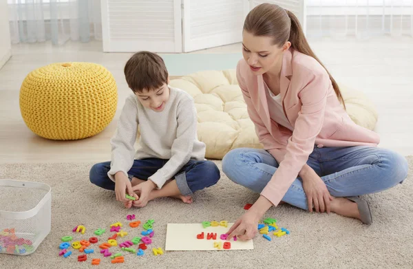 Jongen op kantoor van de logopedist — Stockfoto