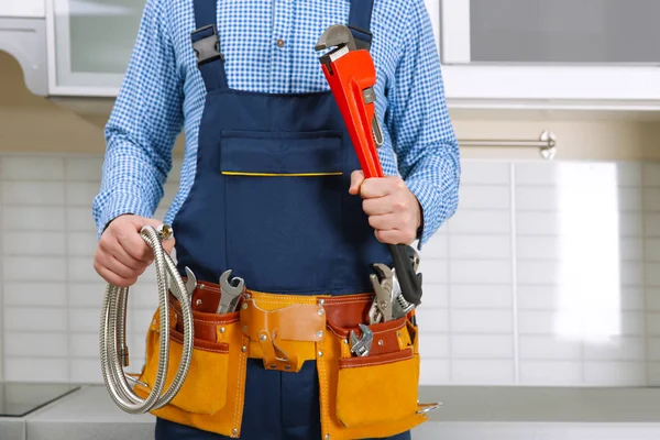 Encanador em uniforme azul — Fotografia de Stock