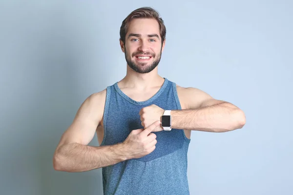 Man met fitness tracker — Stockfoto