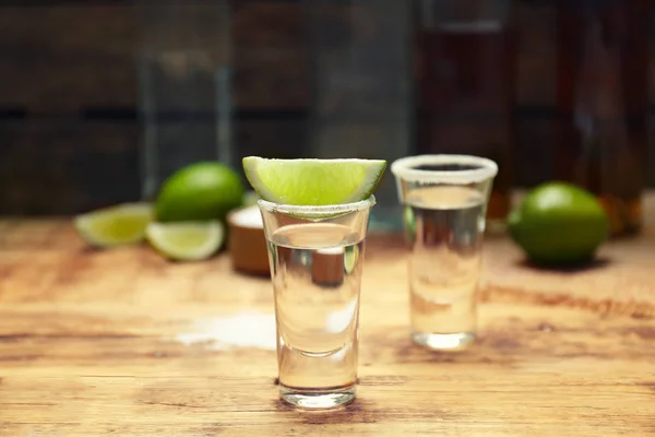 Tequila Shot mit saftigen Limetten — Stockfoto
