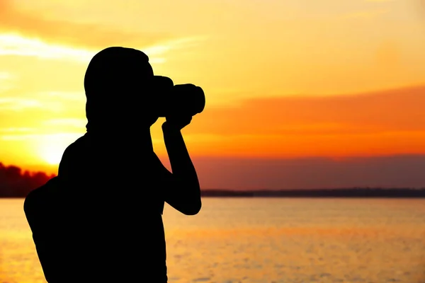 Silhouette of professional photographer — Stock Photo, Image