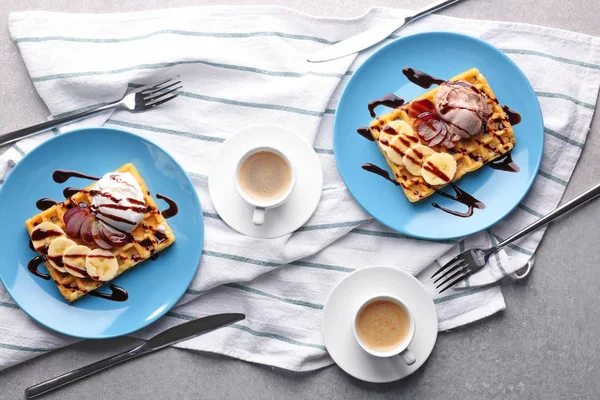 Waffles saborosos com frutas deliciosas — Fotografia de Stock