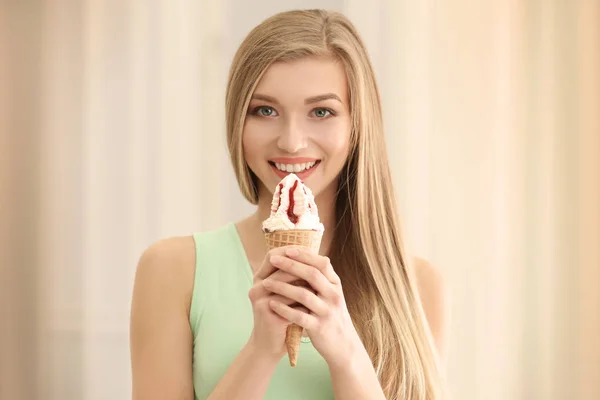 アイスクリームを持つ若い女 — ストック写真