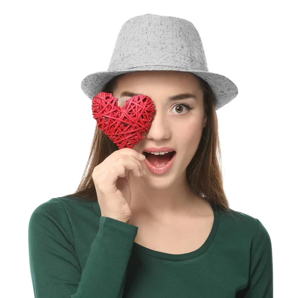 Mujer joven con corazón de mimbre decorativo — Foto de Stock