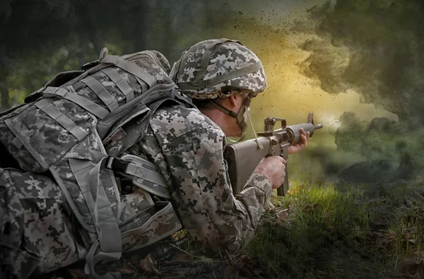 Voják, Střelba z pušky na bojišti — Stock fotografie
