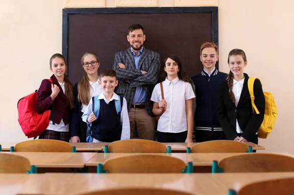 Žáci s učitelem na tabule v učebně — Stock fotografie