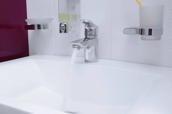 Évier avec robinet allumé dans la salle de bain — Photo