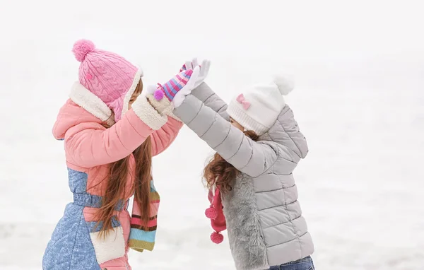 Fröhliche Mädchen Schönen Warmen Outfit Die Spaß Freien Haben — Stockfoto