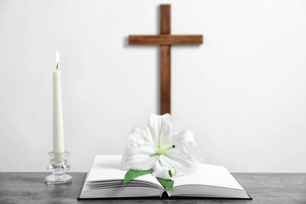 Bibel, Lilie, Kerze und Kreuz — Stockfoto