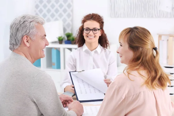 Paar ondertekening contract — Stockfoto