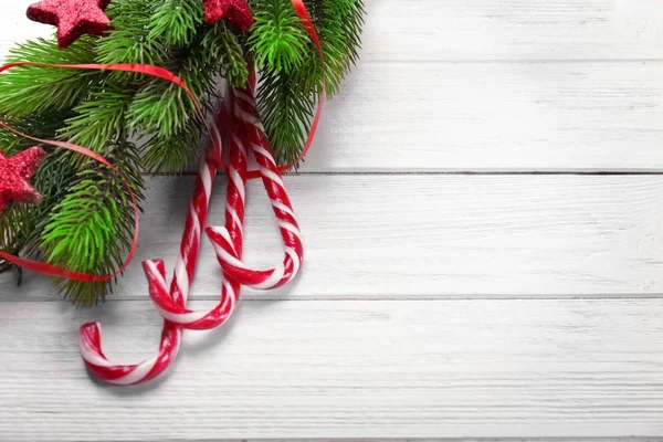 Composição de Natal com bastões de doces — Fotografia de Stock