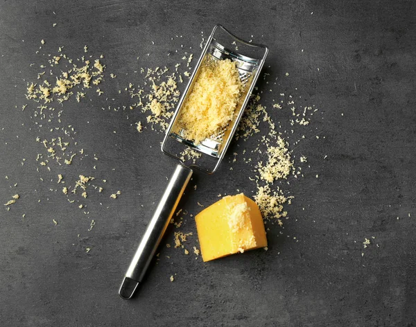 Металева тертка і сир — стокове фото