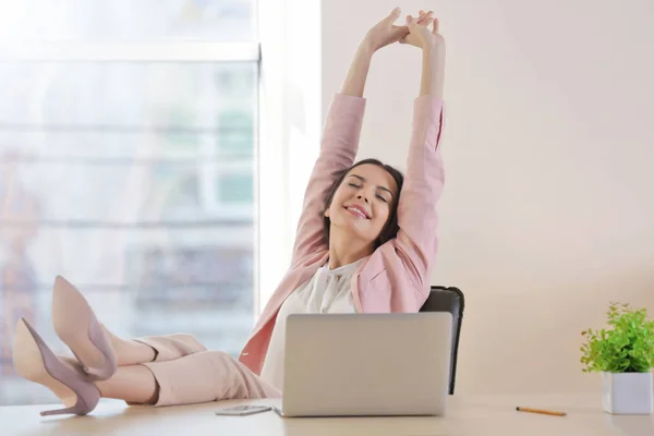 Jonge vrouw met korte rust — Stockfoto