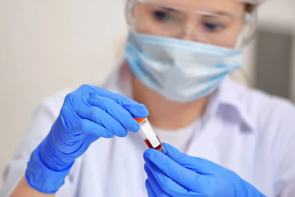 Donna che lavora con campione di sangue in laboratorio, primo piano — Foto Stock