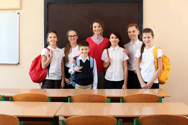 Alumnos con profesor en pizarra en el aula — Foto de Stock