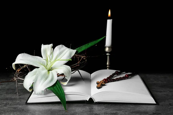 Bibel, Rosenkranz und weiße Lilie — Stockfoto
