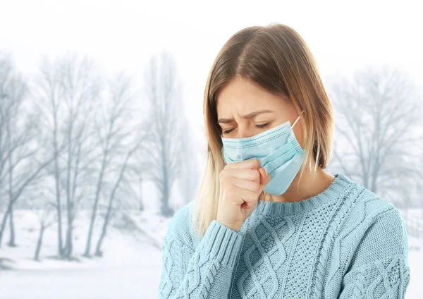 Mulher doente usando máscara facial no inverno, ao ar livre — Fotografia de Stock