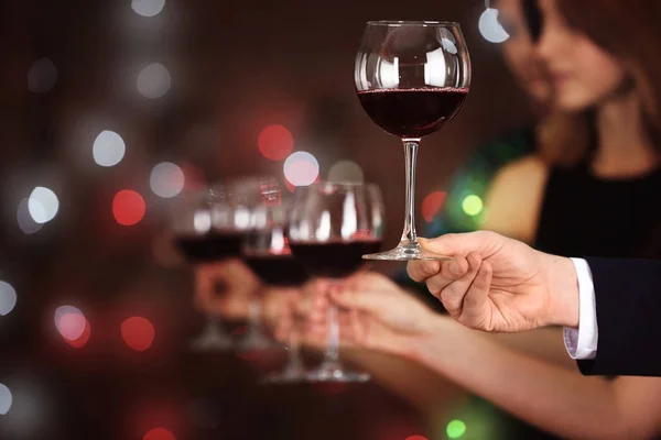 Mão masculina tomando copo de vinho — Fotografia de Stock