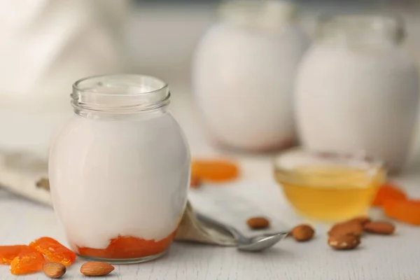 Glas mit leckerem Joghurt — Stockfoto