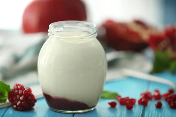 Glas mit köstlichem Joghurt — Stockfoto