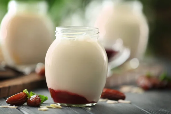Glas mit köstlichem Joghurt — Stockfoto