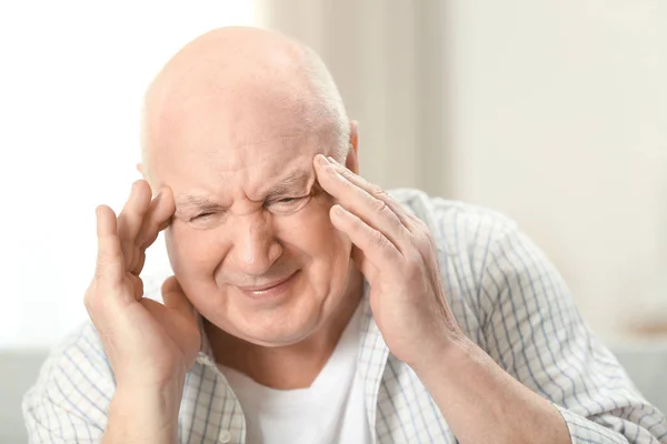 患头痛的老年人 — 图库照片