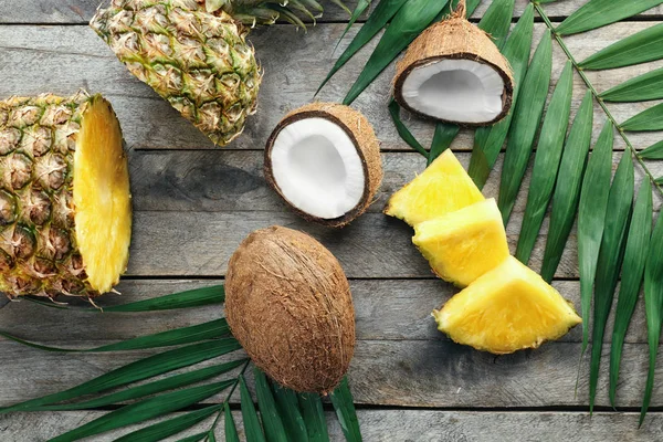 Composição de abacaxi fresco e cocos — Fotografia de Stock