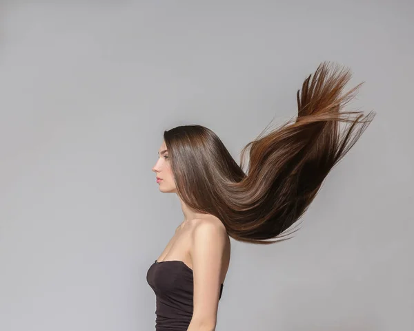 Femme aux longs cheveux raides — Photo