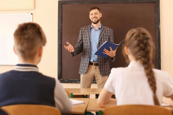 Alumnos escuchando al profesor en el aula —  Fotos de Stock