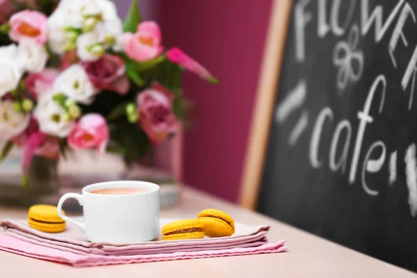 Tasty cake and beautiful bouquet — Stock Photo, Image