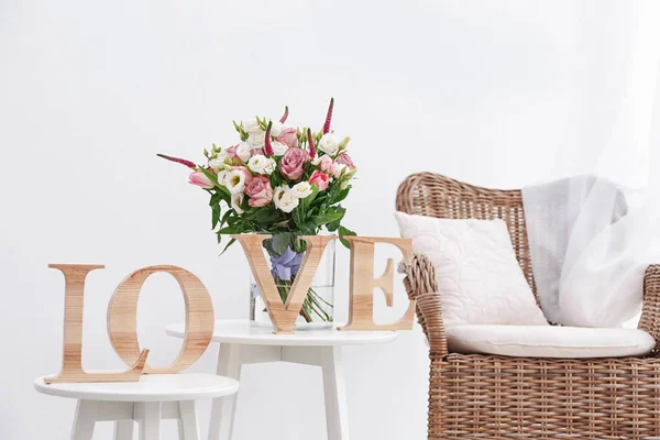 Design de interiores de quarto com flores — Fotografia de Stock