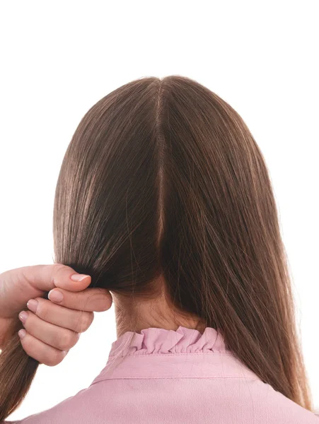 白い背景の上の若い女性に髪型をやっている美容院 — ストック写真