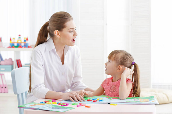 девушка в кабинете логопеда
