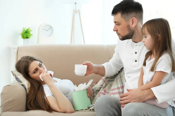 Família cuidando de mulher doente — Fotografia de Stock