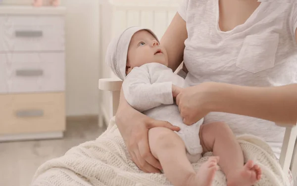 Jovem mulher com bebê pequeno bonito em casa — Fotografia de Stock