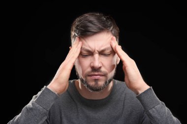 Genç adam baş ağrısı çekiyor.