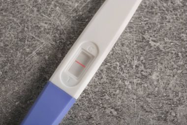 Hamilelik testi gri arka plan üzerinde