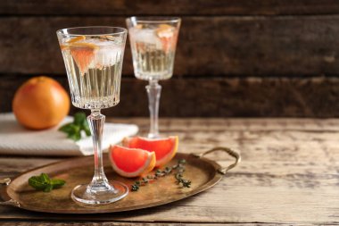 Kokteyl serinletici ile tepsi