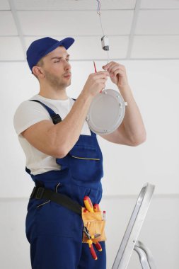 Elektrikçi ışık tamiri