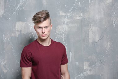 Yakışıklı genç adam poz veriyor.