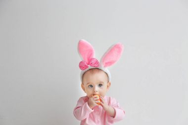 Bebeği tavşan kulakları ile