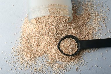 Quinoa tohumları kaşıkla  