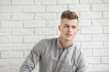 Yakışıklı genç adam poz veriyor.