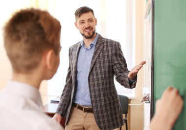 Öğrenci sınıfta blackboard, cevap