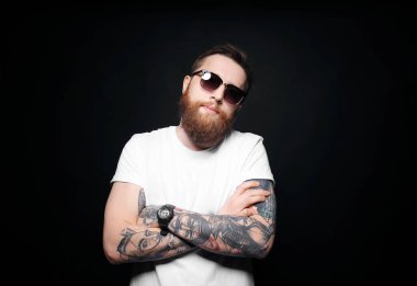 Yakışıklı sakallı adam.  