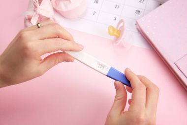 Hamilelik testi elinde 