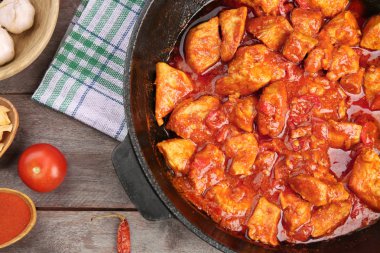 Lezzetli tavuk tikka masala ahşap tablo ile kızartma tavası