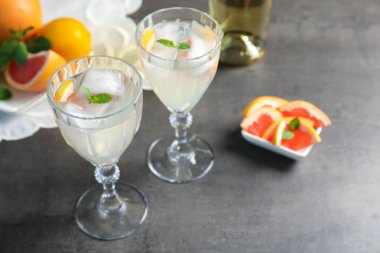 Gözlük ile lezzetli şarap spritzer gri masada